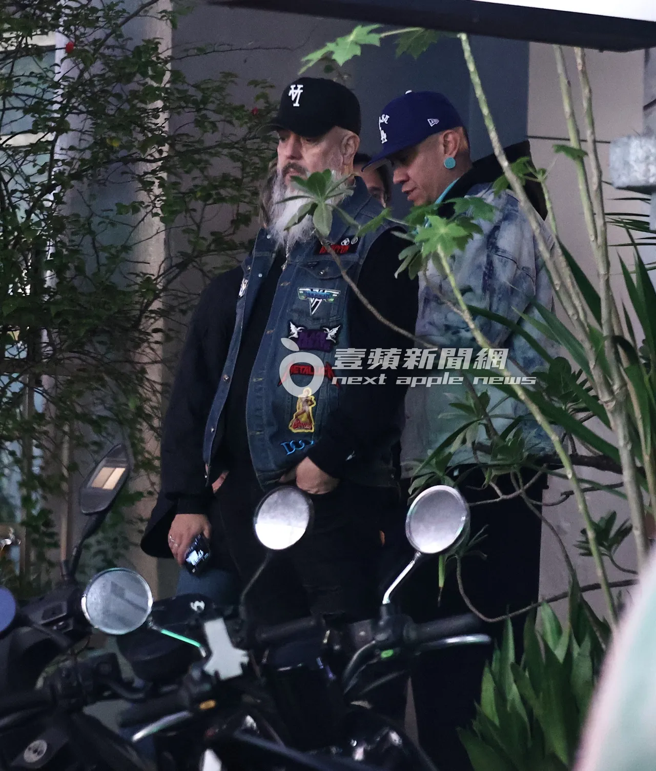 團員Taboo（右）與吉他手George Pajon在街邊閒聊。特勤中心攝