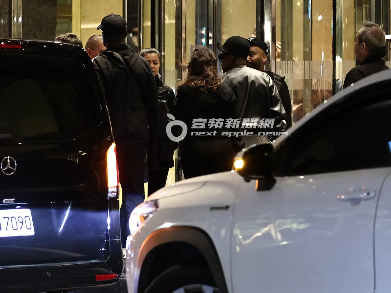 黑眼豆豆團員陸續下車，一行人回飯店。特勤中心攝