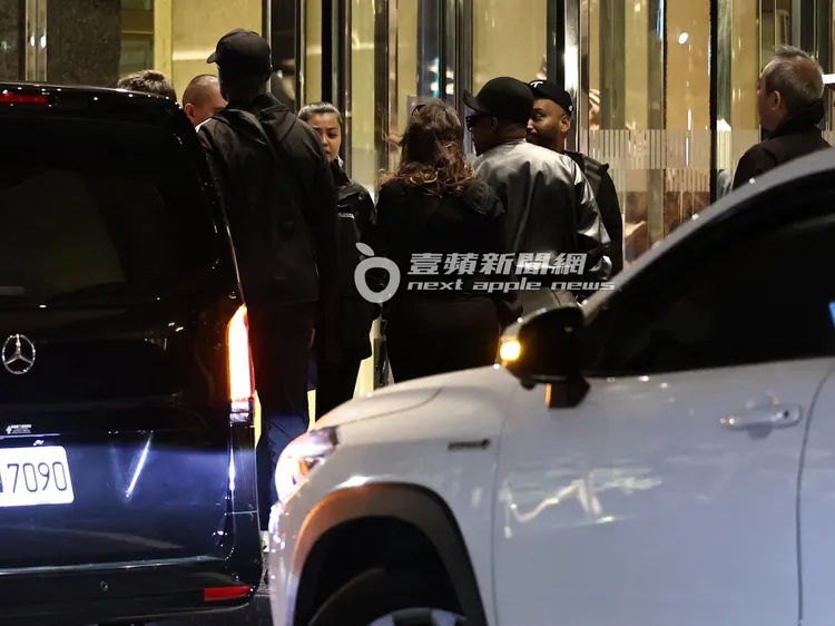 黑眼豆豆團員陸續下車，一行人回飯店。特勤中心攝