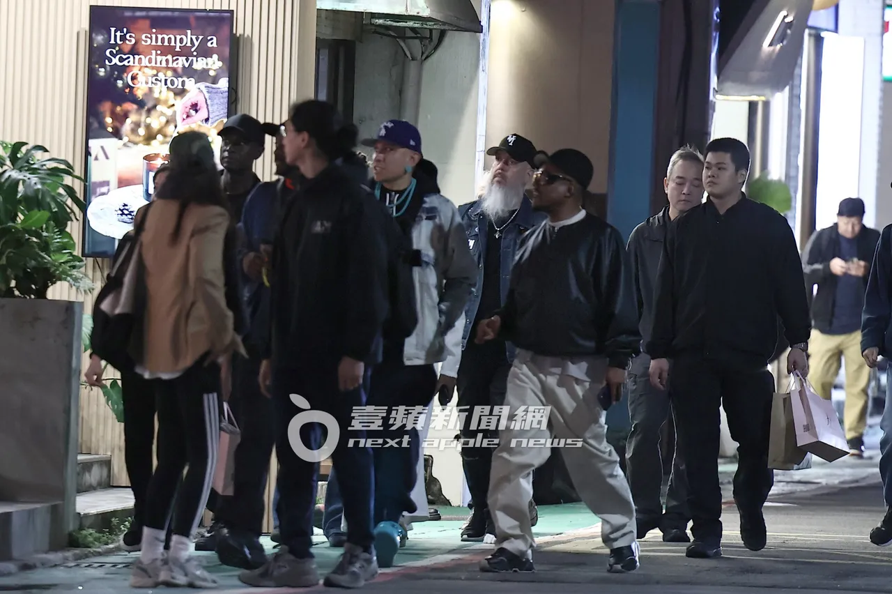 一行人漫步在東區街頭，走走停停。特勤中心攝