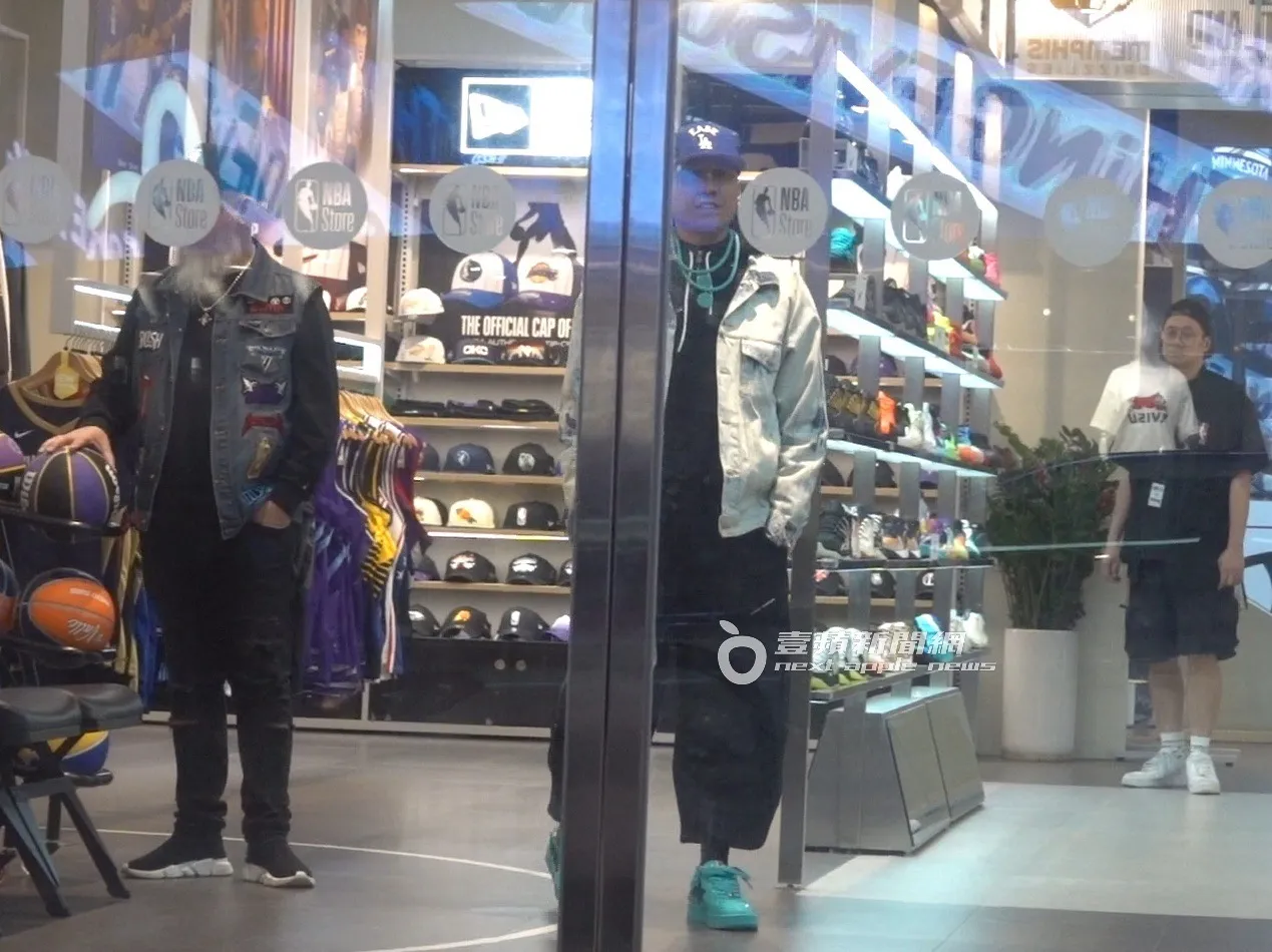 團員Taboo與吉他手George Pajon（左）在NBA旗艦店逛逛。特勤中心攝