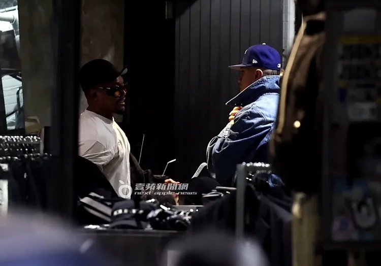 團員Taboo（右）、Apl.de.Ap兩人輪流試穿外套。特勤中心攝