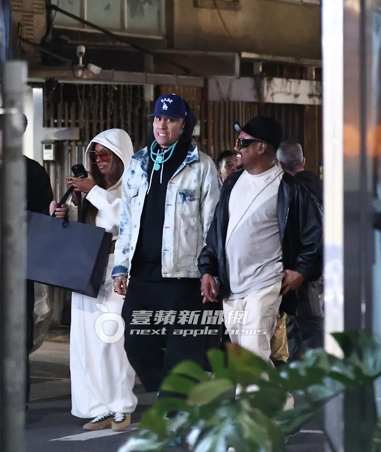 團員J Rey Soul（左起）、Taboo、Apl.de.Ap買東西快狠準。特勤中心攝