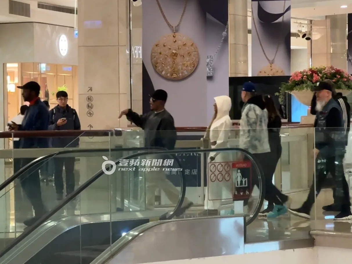 黑眼豆豆團員轉來台北101閒逛。特勤中心攝