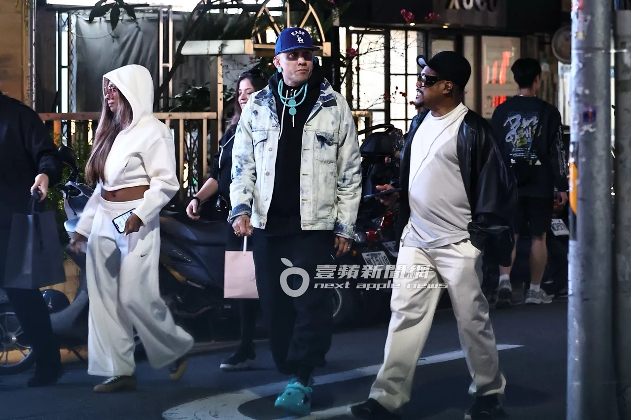 團員J Rey Soul（左起）、Taboo、Apl.de.Ap往保母車方向走。特勤中心攝