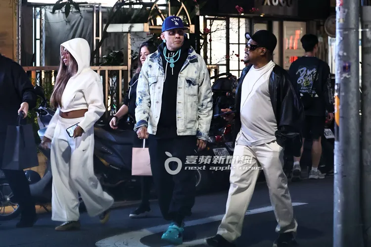 團員J Rey Soul（左起）、Taboo、Apl.de.Ap往保母車方向走。特勤中心攝