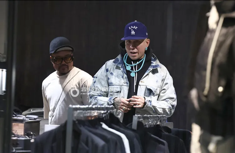 團員Taboo、Apl.de.Ap（左）到另一家服飾店繼續血拼。特勤中心攝