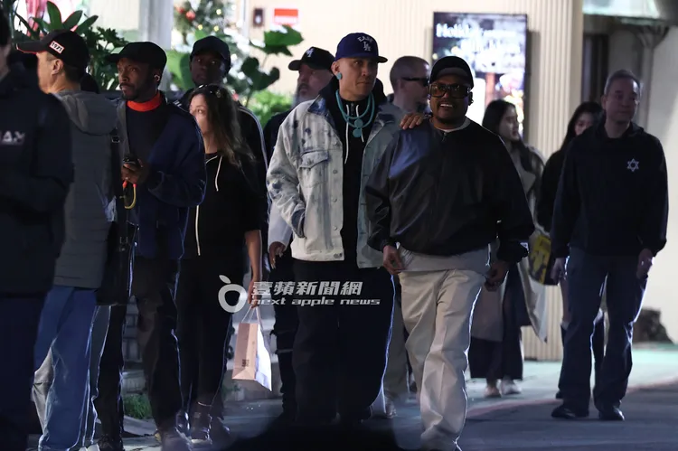 團員Apl.de.Ap與Taboo搭肩哥倆好。特勤中心攝