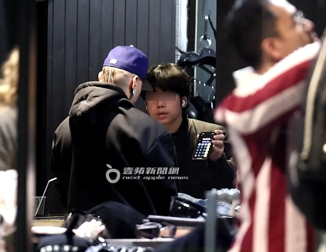 團員Taboo（左）向店員詢問價格，店員則拿出手機計算機按出「768」的數字。特勤中心攝