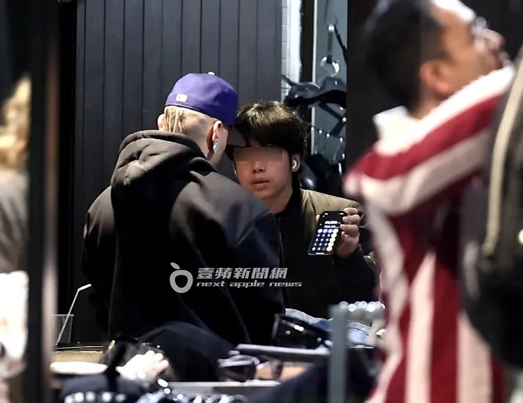 團員Taboo（左）向店員詢問價格，店員則拿出手機計算機按出「768」的數字。特勤中心攝