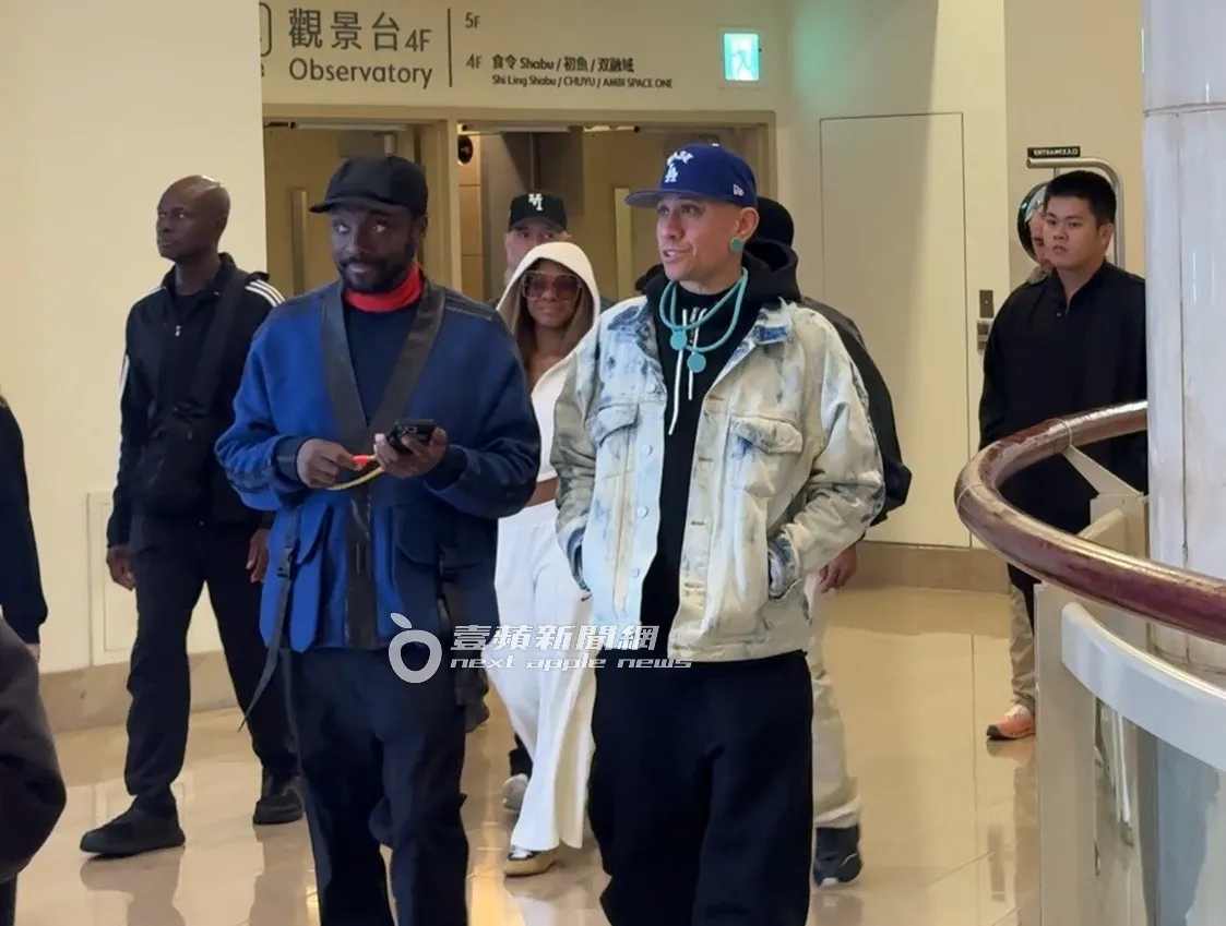 團員will.i.am、Taboo走在最前面，帶領大家沿路參觀台北101。特勤中心攝