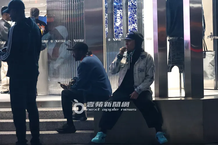 團員will.i.am（左）與Taboo坐在店外，相當悠哉等其他人。特勤中心攝