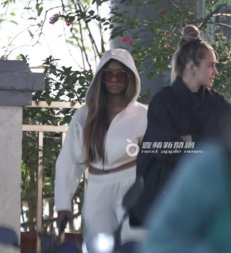 新團員J Rey Soul現身台北東區逛街，享受悠閒時光。特勤中心攝