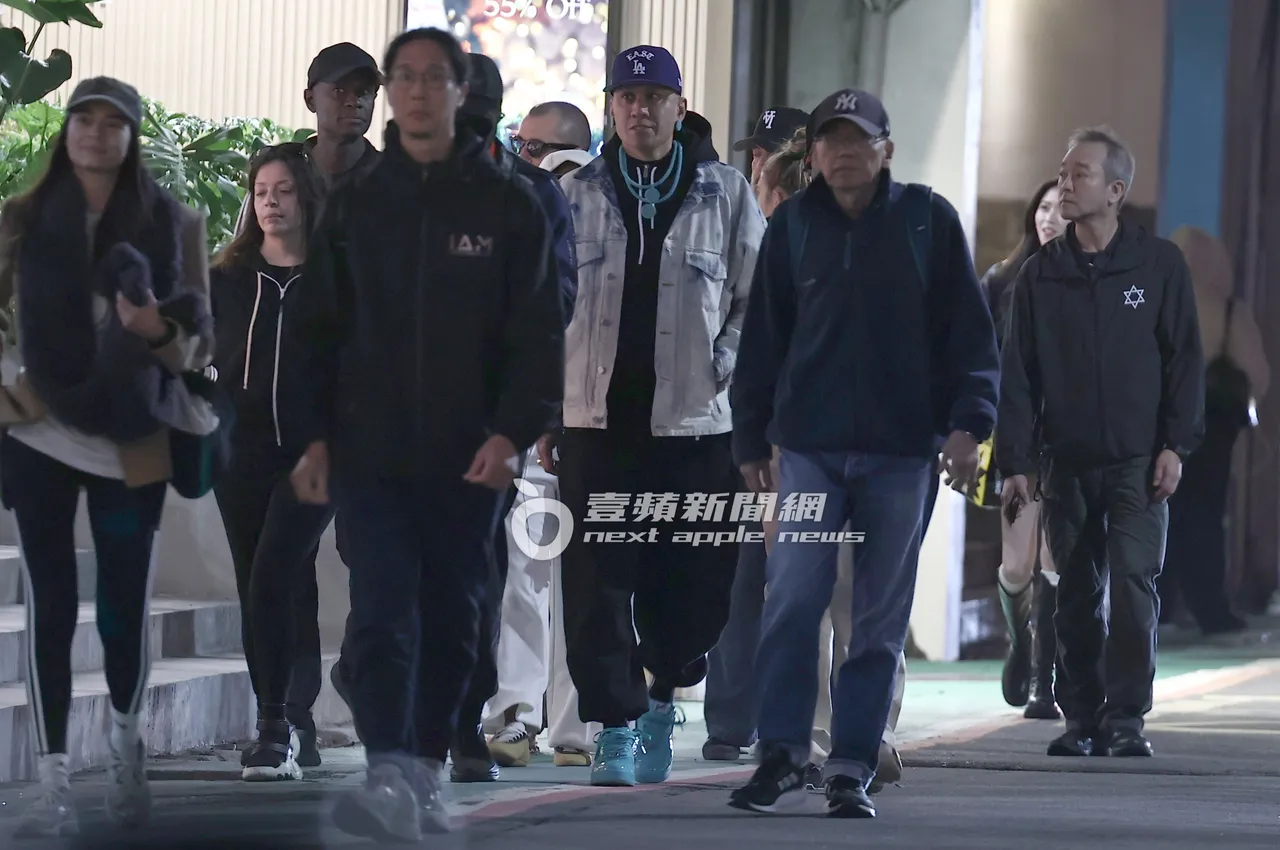 團員Taboo（右三）與眾人逛邊邊聊相當開心。特勤中心攝