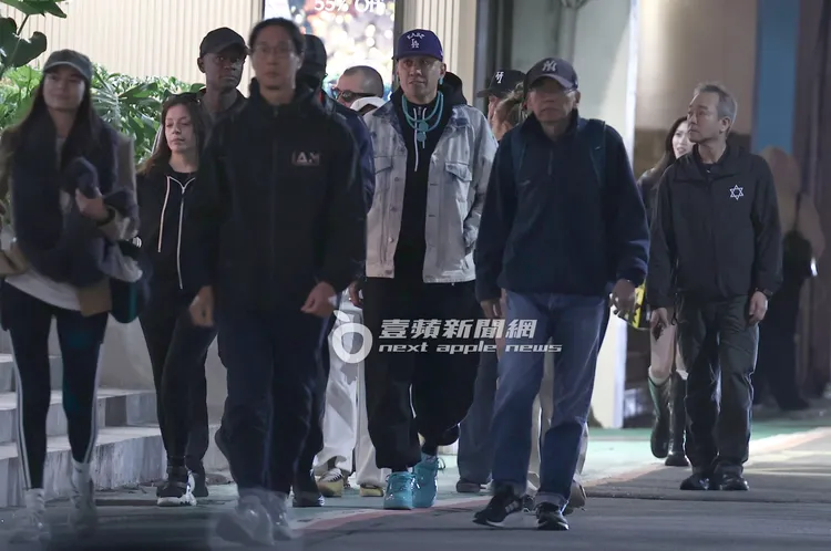 團員Taboo（右三）與眾人逛邊邊聊相當開心。特勤中心攝