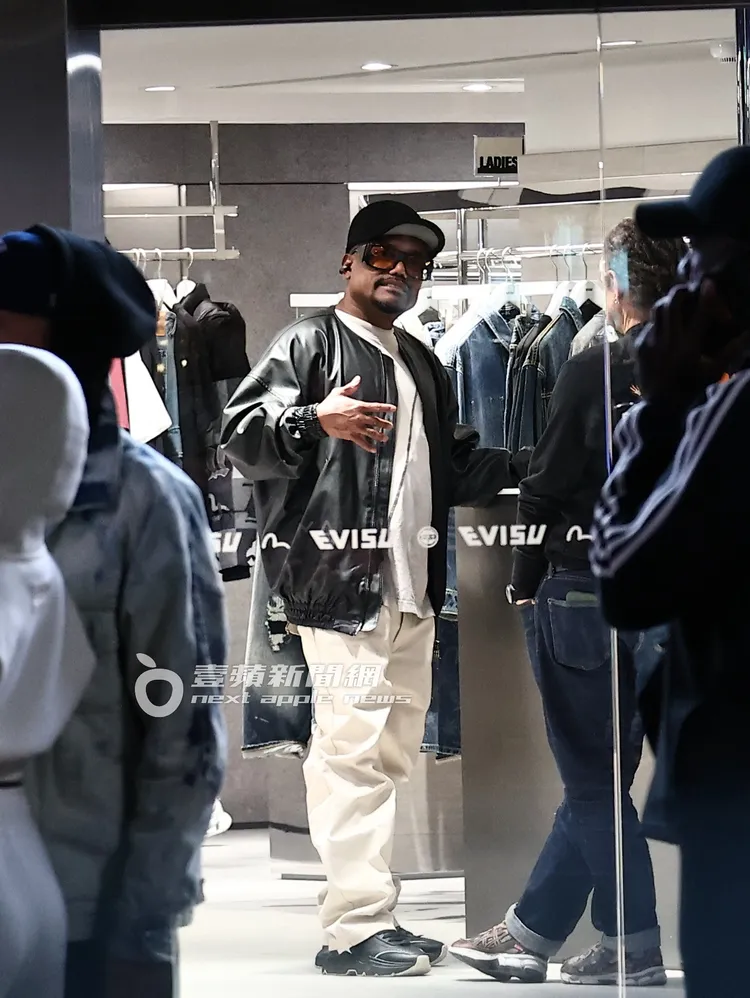 團員Apl.de.Ap在服飾店內選購。特勤中心攝