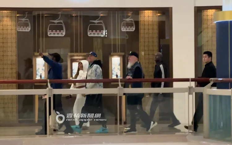 一行人悠閒逛著台北101，整路邊逛邊聊，感情相當好。特勤中心攝