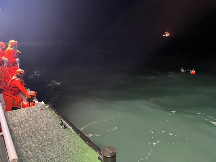 海巡人員昨夜進行搜救。翻攝畫面