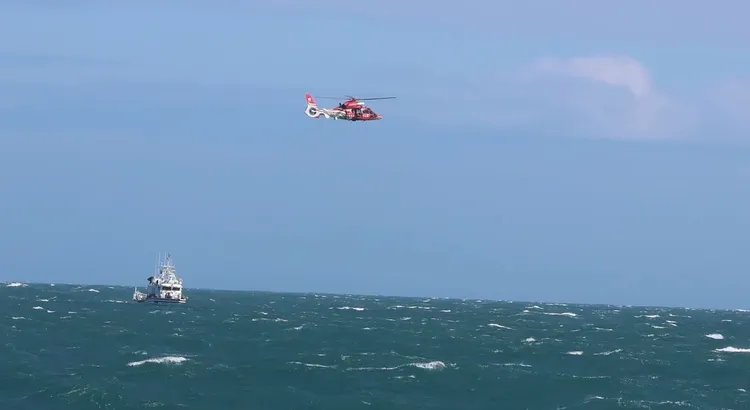 空總直升機、海巡艦艇持續搜救中。翻攝畫面