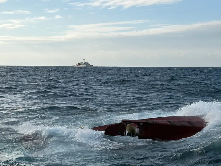 基隆籍「立發168號」漁船在富貴角北方24海浬處翻覆。翻攝畫面