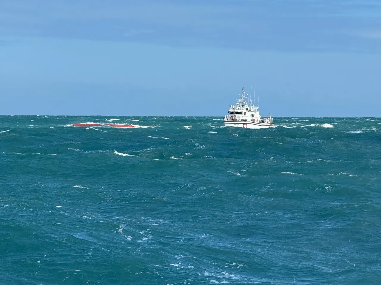 海巡單位進行搜救中。翻攝畫面