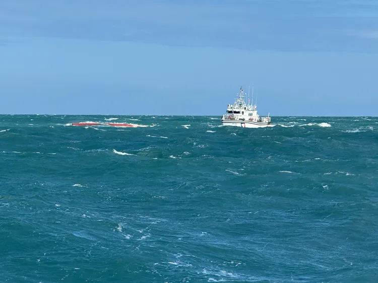 海巡單位進行搜救中。翻攝畫面