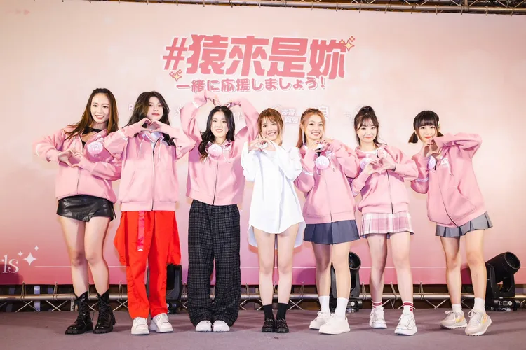 樂天女孩上屆海選名單，中間白衣為禹菡。樂天桃猿提供
