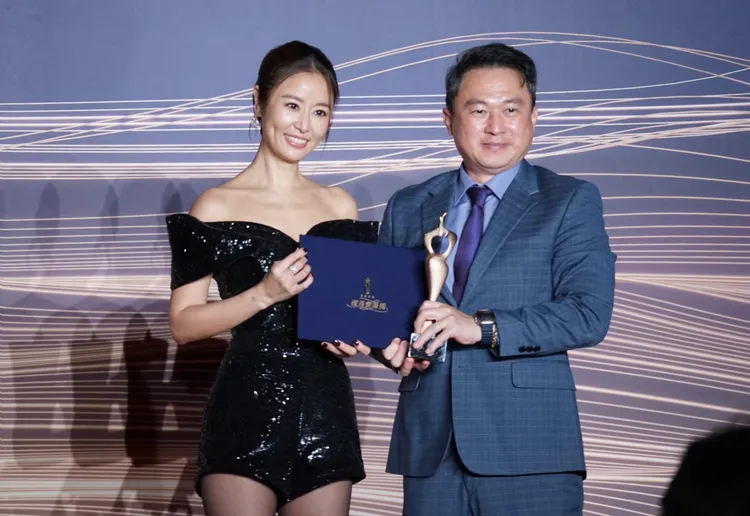 台灣索塔有限公司台灣總經理符正華，從代言人林心如手中接獲獎項。邱筠媜攝