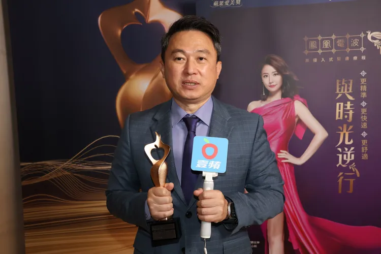 鳳凰電波代理商台灣索塔總經理符正華獲「年度電波界王者獎」、電波類「愛美人氣獎」。彭欣偉攝