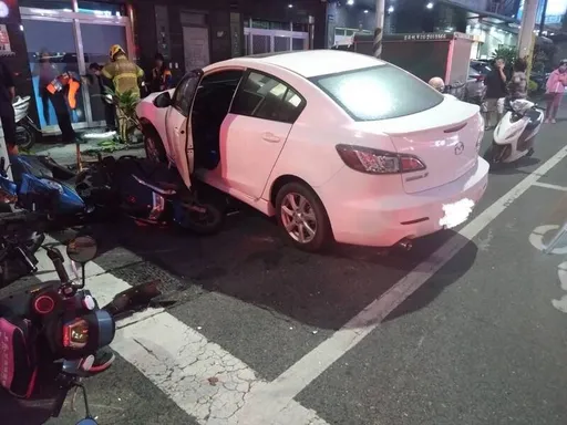 台南永康尖峰時間連環撞　宛如「打保齡球」倒一地6人傷