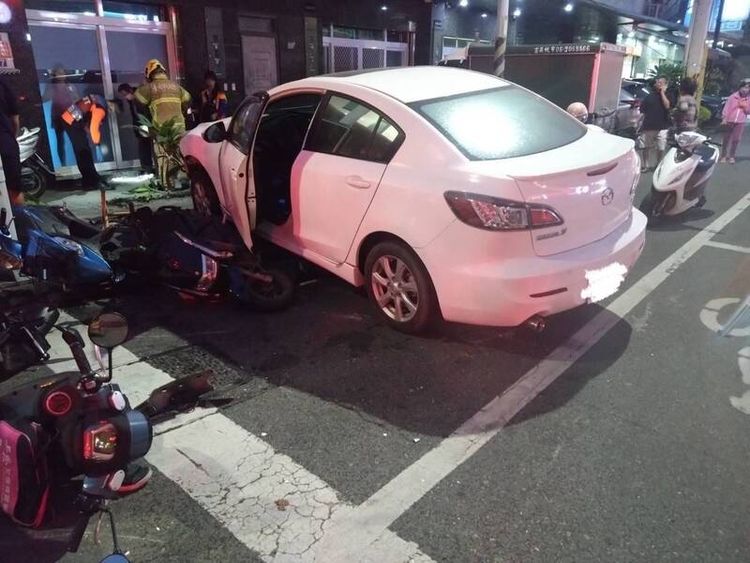 台南永康尖峰時間連環撞 宛如「打保齡球」倒一地6人傷