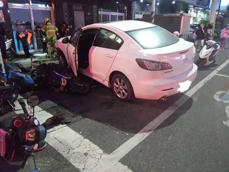 永康區北興路、大灣路口今天下午發生汽機車連環撞，現場一片狼藉，造成機車騎士、乘客6人受傷送醫。翻攝照片
