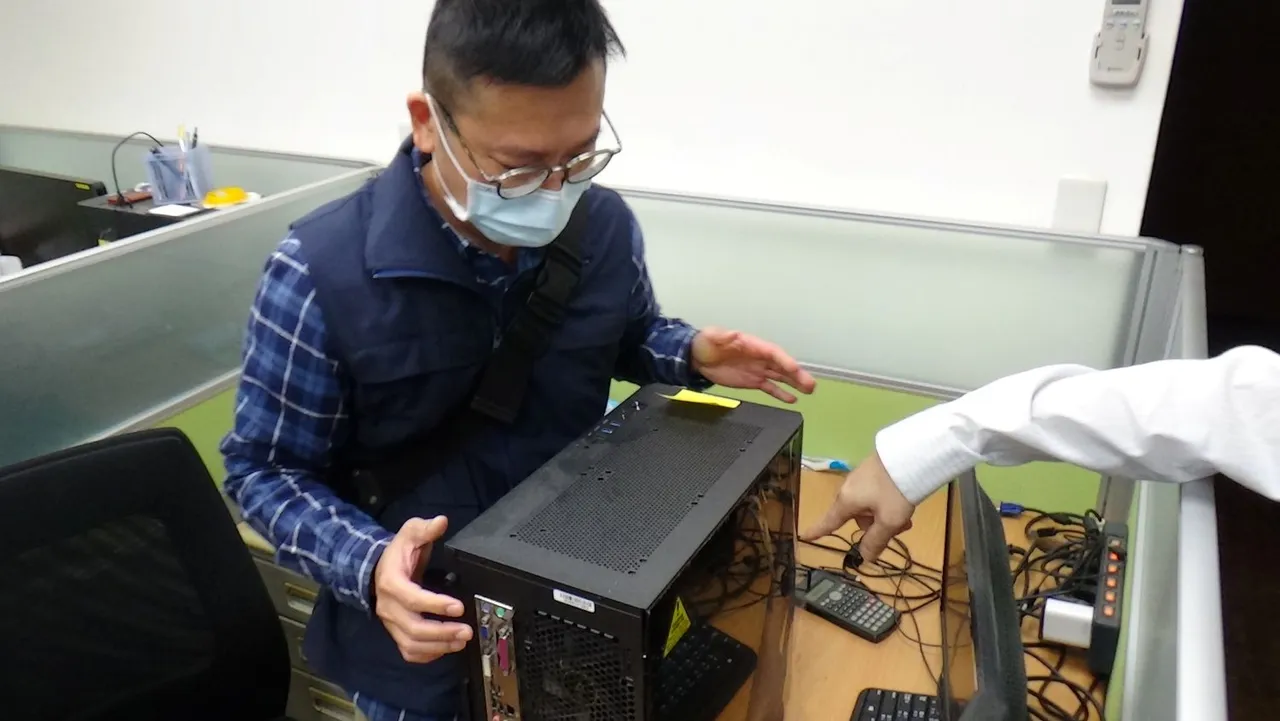 警方搜索盗用软体公司。翻摄画面