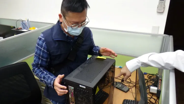 警方搜索盜用軟體公司。翻攝畫面
