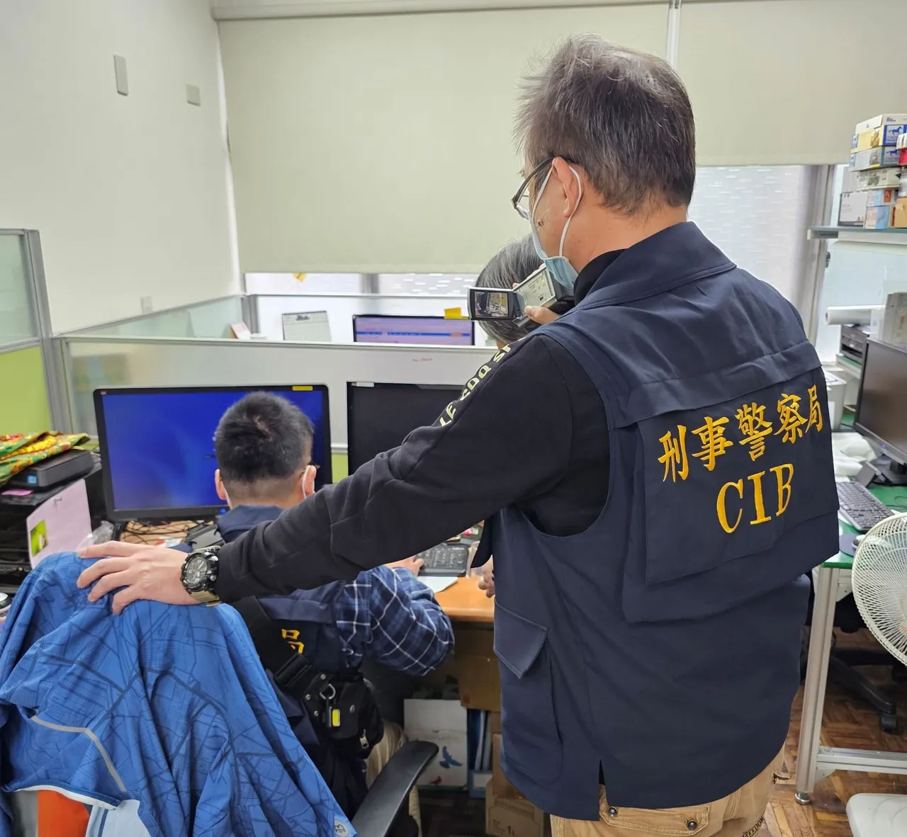 警方搜索盗用软体公司。翻摄画面