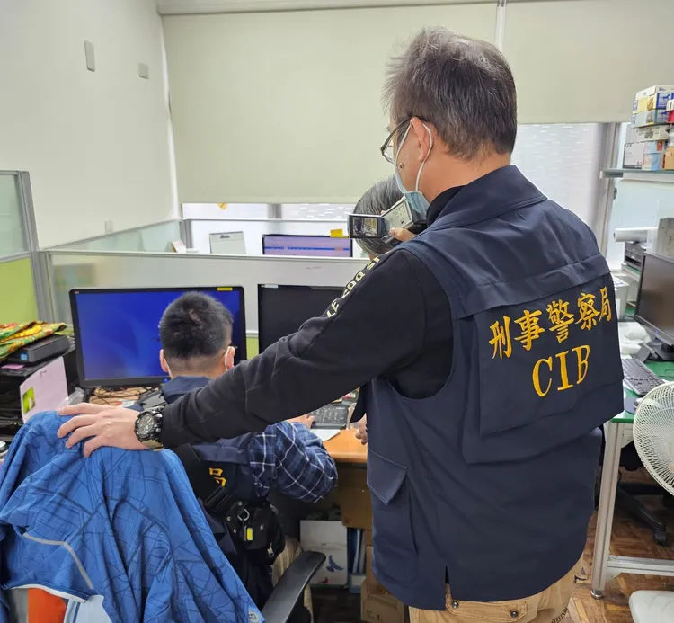 警方搜索盜用軟體公司。翻攝畫面