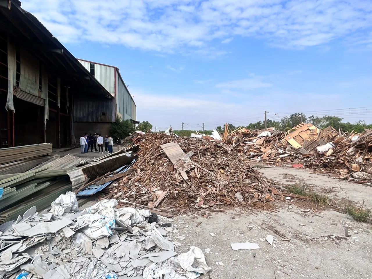 高雄「垃圾山」凶手找到了！    冈山区里长父子搞的鬼4人收押