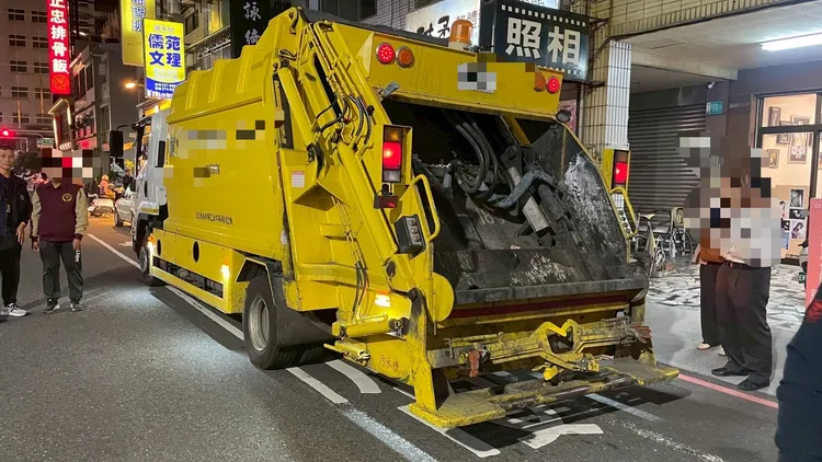 里長父子檔收了環保業者垃圾，竟雇工棄置田寮區、燕巢區山坡地。翻攝照片