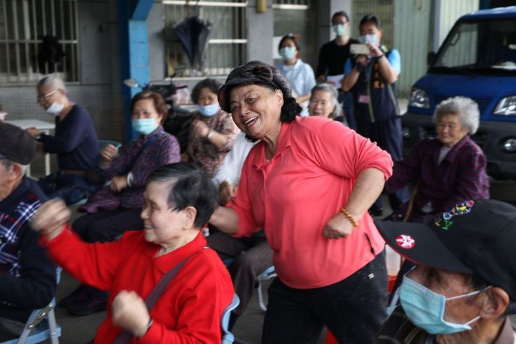 北市57萬長者有福了！敬老卡泡溫泉年底上路　KTV使用也在研議