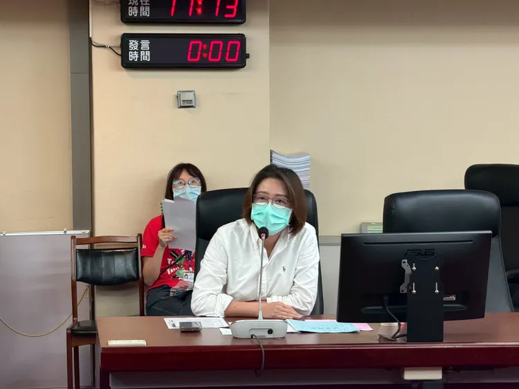 林延鳳建議，將合法連鎖 KTV 納入文康場域，讓長者可用敬老卡唱歌紓壓。林延鳳議員辦公室提供