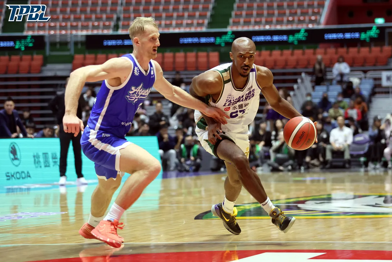 海神新洋將布里茲克（左）達成個人第一次大三元紀錄，同時也是本季第三位達成大三元紀錄者。TPBL提供