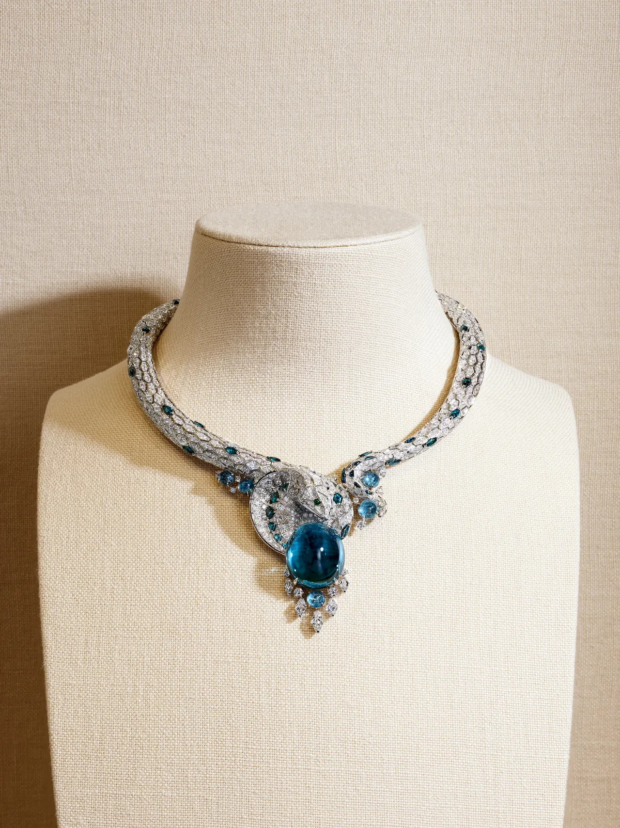 巩俐佩戴的Najaatra项链，以白K金镶嵌海蓝宝石、碧玺、祖母绿与钻石。品牌提供