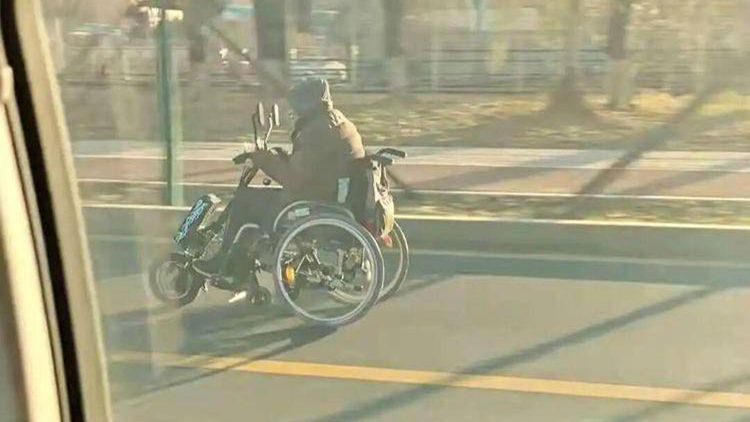 電動輪椅跑贏汽車！　中國老人還組隊駛上高速公路