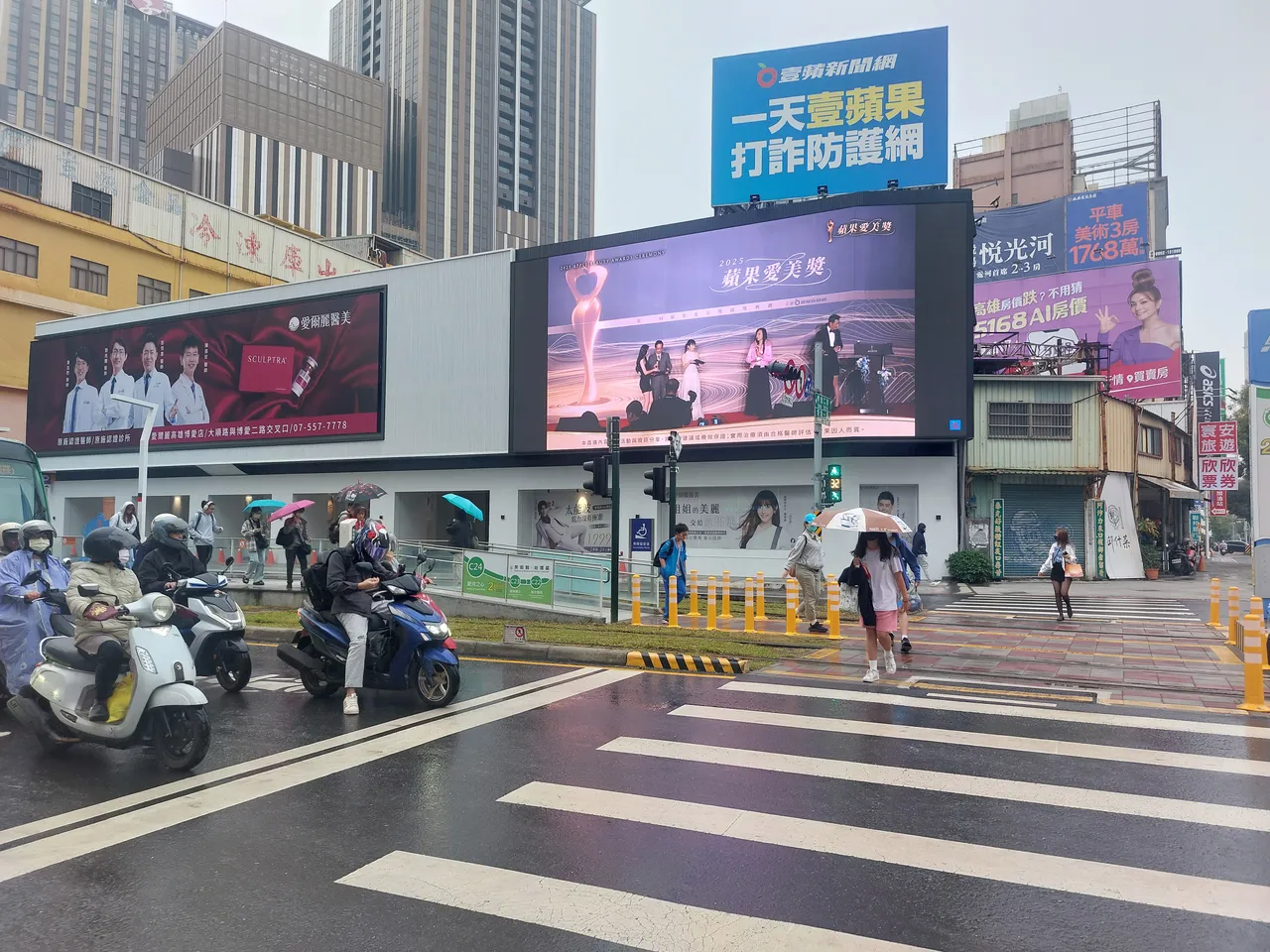 「苹果爱美奖」27日颁奖，高雄转播现场吸引不少市民关注。凃建丰摄