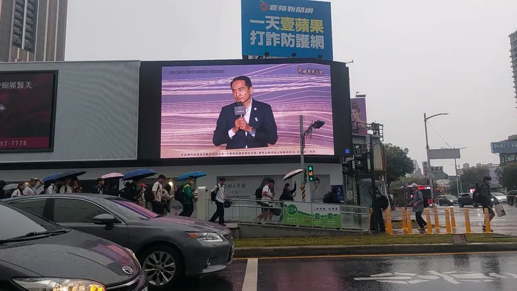 「苹果爱美奖」27日颁奖，高雄转播现场吸引不少市民关注。凃建丰摄