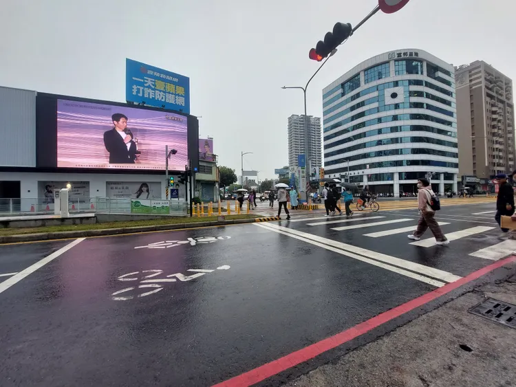 「蘋果愛美獎」27日頒獎，高雄轉播現場吸引不少市民關注。凃建豐攝