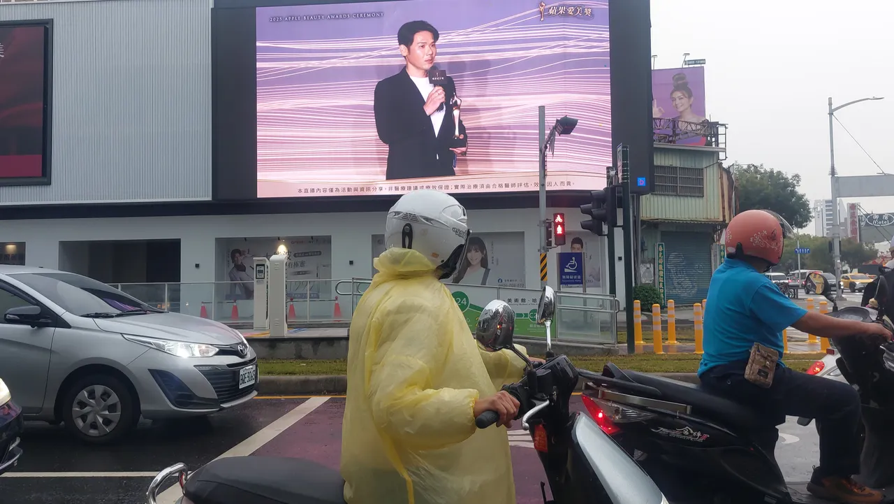 「苹果爱美奖」27日颁奖，高雄转播现场吸引不少市民关注。凃建丰摄