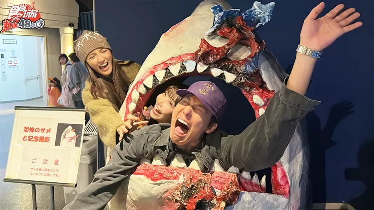 風田（右起）、麻由和朵拉在日本北海道海洋公園玩得不亦樂乎。TVBS提供