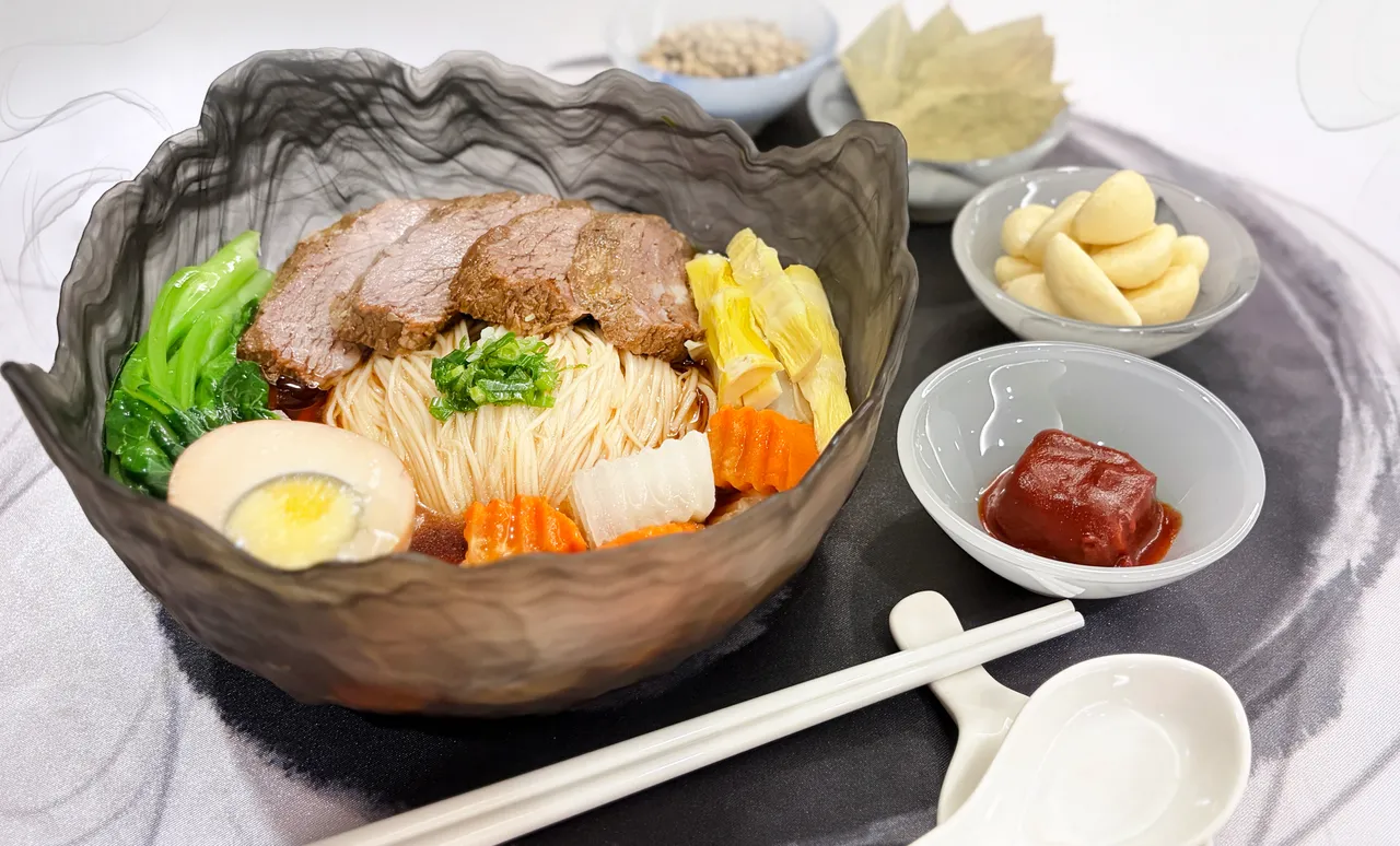 台北二馆推出「深石坪四天三夜逍遥游」双人每房9,999元，除了升等豪华客房、动物园与猫缆门票外，再赠甫获2025台北国际牛肉面节鲜食创意银奖的双人蒜香腐乳牛肉面。业者提供