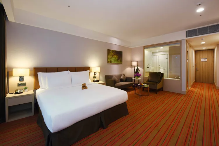 桃園機捷A8店祭出「住一晚送一晚」，可選擇連續入住兩晚或同日入住兩間房，每日限量供應。業者提供